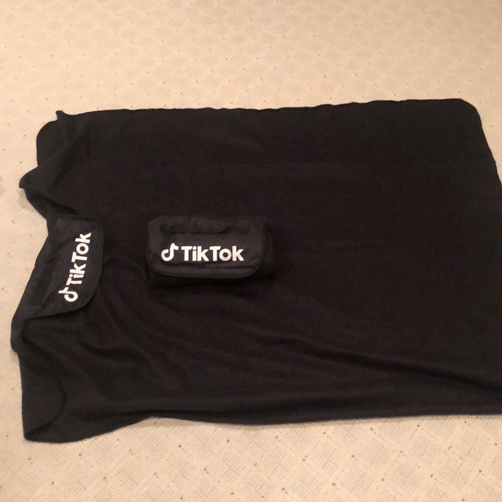 TikTok portable blanket
